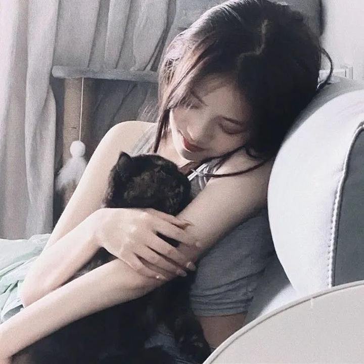 黑暗中的两个人